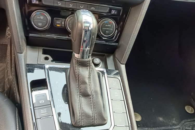 Used Volkswagen Lamando 2018 280TSI DSG Comfort Edition Gear Lever