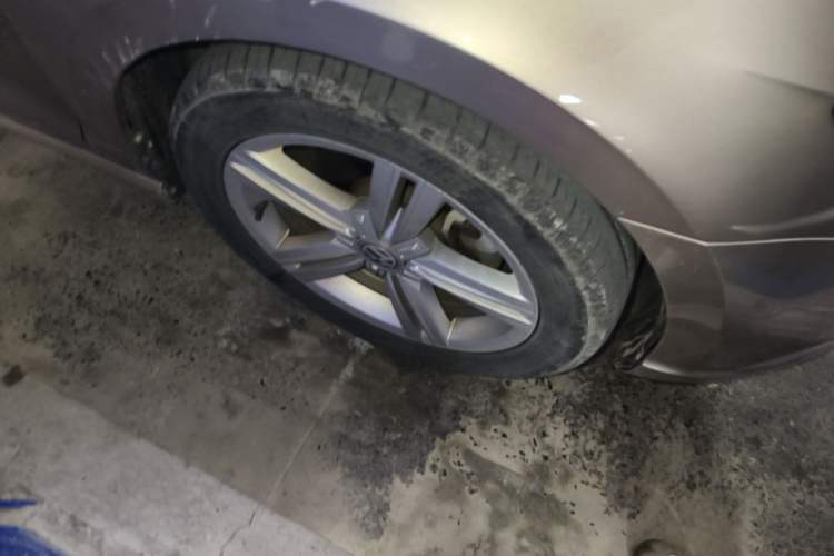 Used Volkswagen Lamando 2018 280TSI DSG Comfort Edition Right Front Wheel Hub