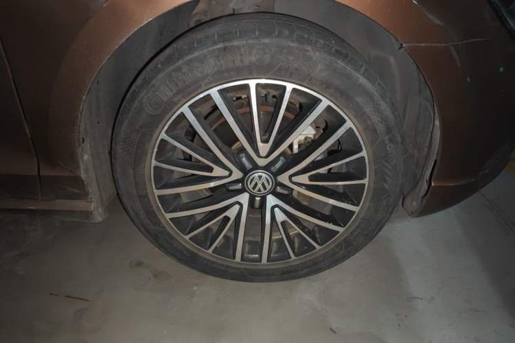 Used Volkswagen Lamando 2018 280TSI DSG Luxury Edition Right Front Wheel Hub