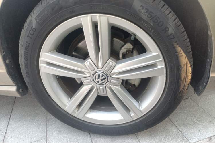 Used Volkswagen Lamando 2018 280TSI Manual Comfort Edition Right Front Wheel Hub