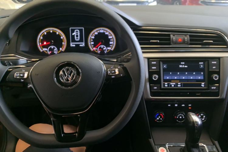Used Volkswagen Lamando 2019 230TSI DSG Fashion Edition China V Standard Center Console