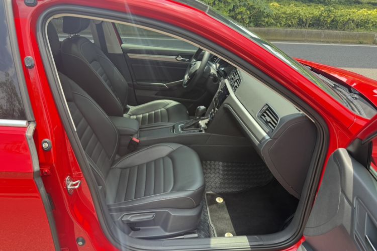 Used Volkswagen Lamando 2019 280TSI DSG Comfort Edition China VI standard Interior 3