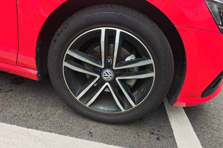 Used Volkswagen Lamando 2019 280TSI DSG Comfort Edition China VI standard Right Front Wheel Hub