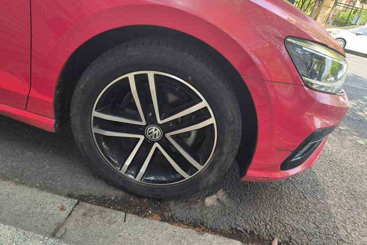 Used Volkswagen Lamando 2019 280TSI DSG Comfort Edition China VI standard Right Front Wheel Hub