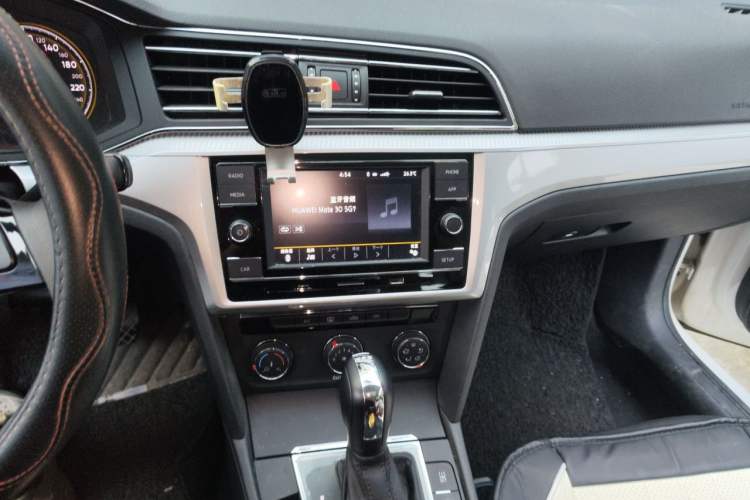 Used Volkswagen Lamando 2019 230TSI DSG Fashion Edition China VI Audio And AC Panel