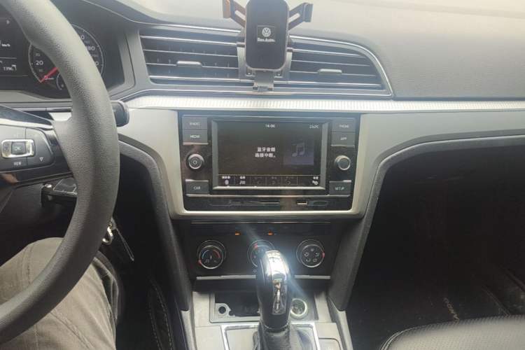 Used Volkswagen Lamando 2019 230TSI DSG Fashion Edition China VI Audio And AC Panel