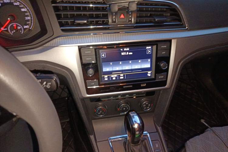 Used Volkswagen Lamando 2019 230TSI DSG Fashion Edition China V Standard Audio And AC Panel