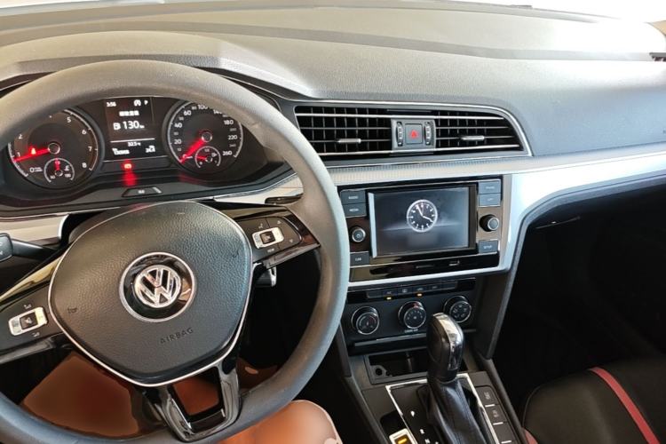 Used Volkswagen Lamando 2019 230TSI DSG Fashion Edition China VI Center Console
