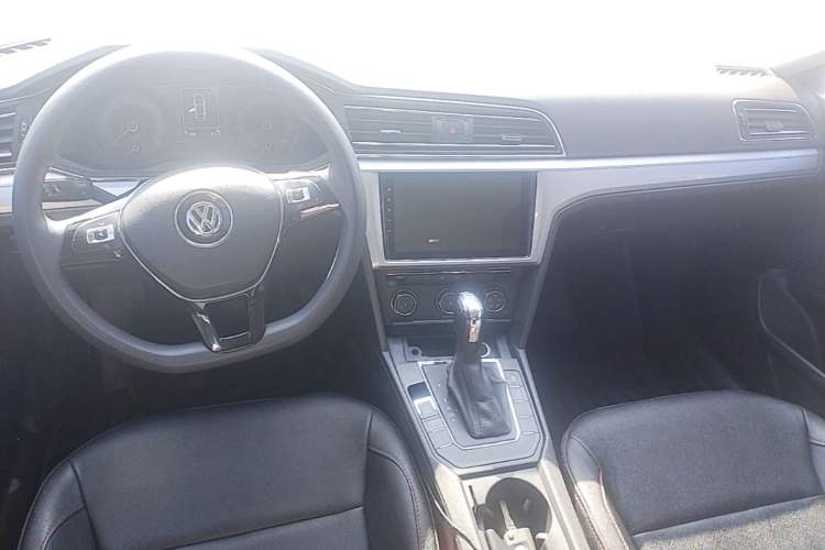 Used Volkswagen Lamando 2019 230TSI DSG Fashion Edition China V Standard Center Console