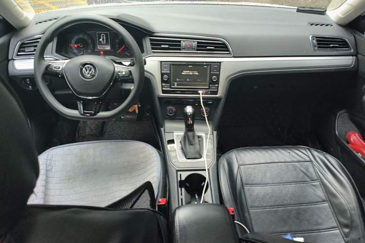 Used Volkswagen Lamando 2019 230TSI DSG Fashion Edition China VI Center Console