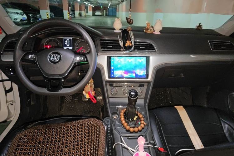 Used Volkswagen Lamando 2019 230TSI Manual Trend Edition China VI Standard Center Console