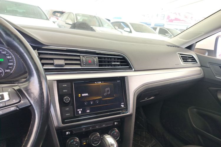 Used Volkswagen Lamando 2019 280TSI DSG Comfort Edition China VI standard Center Console