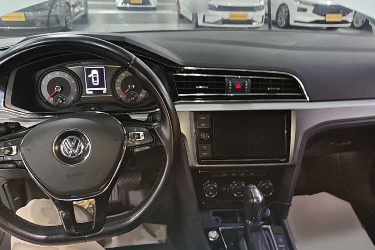 Used Volkswagen Lamando 2019 280TSI DSG Comfort Edition China VI standard Center Console