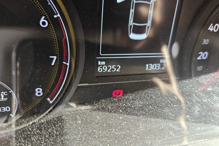 Used Volkswagen Lamando 2019 230TSI DSG Fashion Edition China VI Odometer Close Up