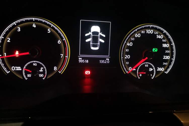 Used Volkswagen Lamando 2019 230TSI DSG Fashion Edition China VI Odometer Close Up