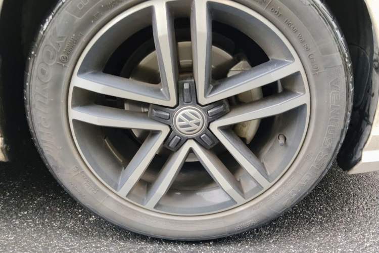 Used Volkswagen Lamando 2019 280TSI DSG Comfort Edition China VI standard Right Front Wheel Hub