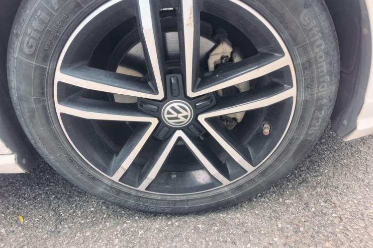 Used Volkswagen Lamando 2019 280TSI DSG Comfort Edition China VI standard Right Front Wheel Hub