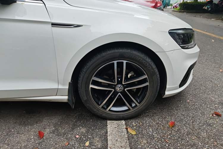 Used Volkswagen Lamando 2019 280TSI DSG Comfort Edition China VI standard Right Front Wheel Hub