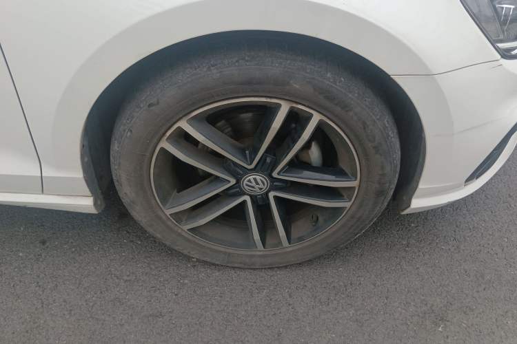Used Volkswagen Lamando 2019 280TSI DSG Comfort Edition China VI standard Right Front Wheel Hub