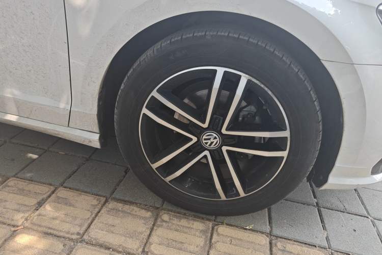 Used Volkswagen Lamando 2019 280TSI DSG Comfort Edition China VI standard Right Front Wheel Hub