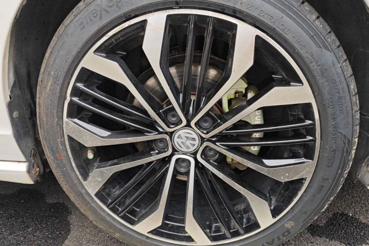 Used Volkswagen Lamando 2019 280TSI DSG Comfort Edition China VI standard Right Front Wheel Hub