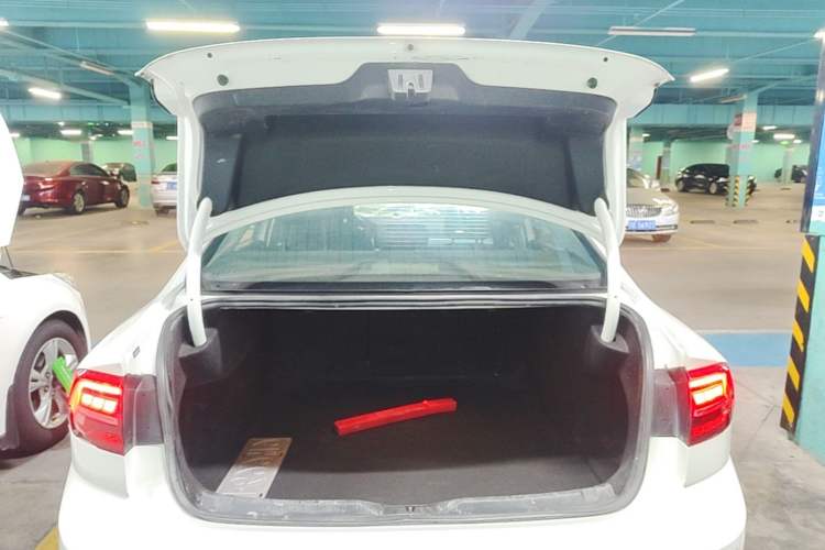 Used Volkswagen Lamando 2019 230TSI DSG Vision Edition China VI Standard Trunk