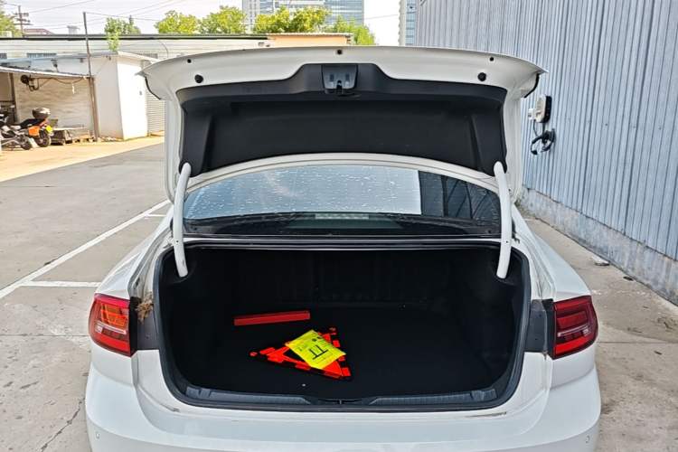 Used Volkswagen Lamando 2019 230TSI DSG Fashion Edition China VI Trunk