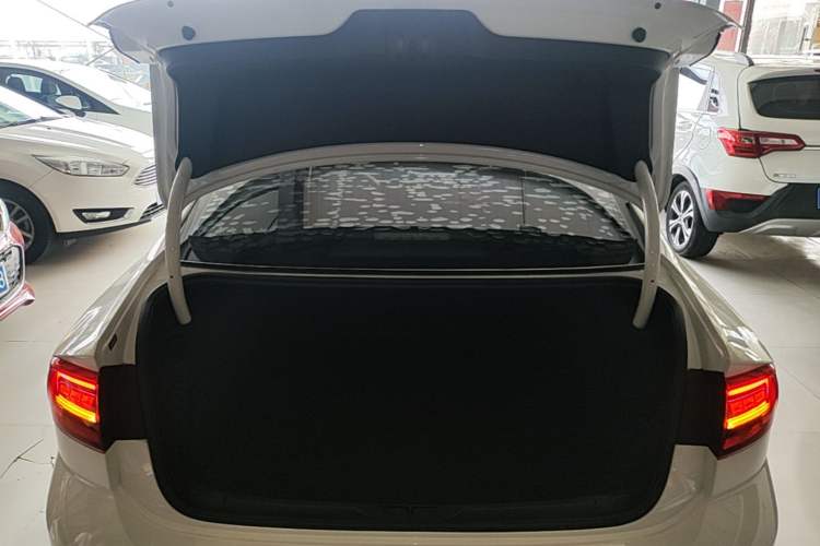 Used Volkswagen Lamando 2019 230TSI DSG Fashion Edition China V Standard Trunk
