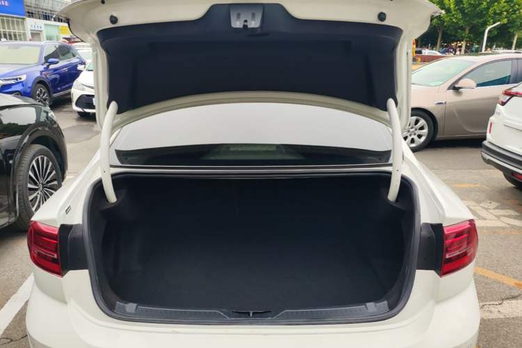 Used Volkswagen Lamando 2019 230TSI DSG Fashion Edition China VI Trunk