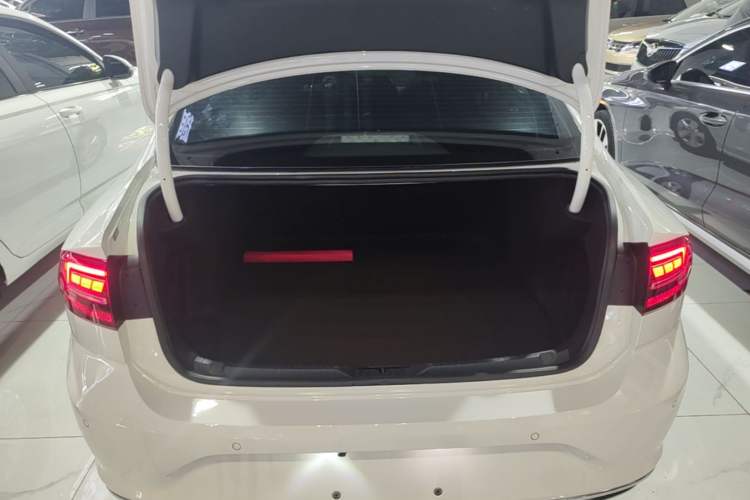 Used Volkswagen Lamando 2019 230TSI DSG Vision Edition China VI Standard Trunk