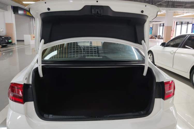 Used Volkswagen Lamando 2019 230TSI DSG Fashion Edition China VI Trunk