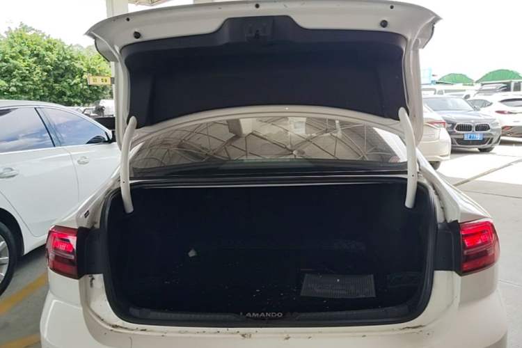 Used Volkswagen Lamando 2019 280TSI DSG Comfort Edition China VI standard Trunk