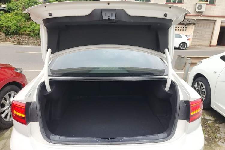 Used Volkswagen Lamando 2019 230TSI DSG Fashion Edition China VI Trunk