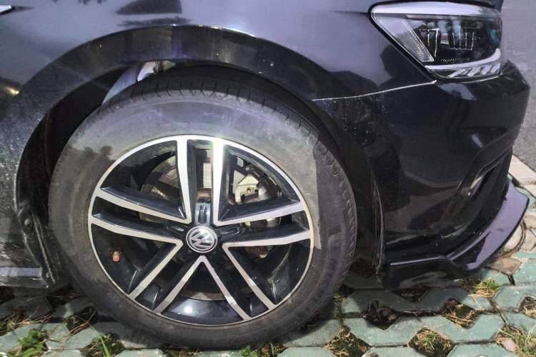 Used Volkswagen Lamando 2021 280TSI DSG Comfort Edition Right Front Wheel Hub