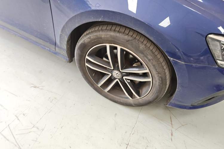 Used Volkswagen Lamando 2021 280TSI DSG Comfort Edition Right Front Wheel Hub