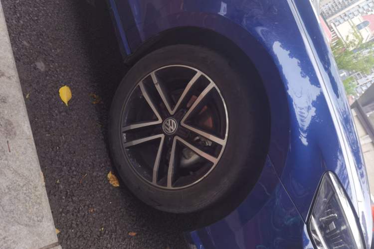 Used Volkswagen Lamando 2021 280TSI DSG Comfort Edition Right Front Wheel Hub