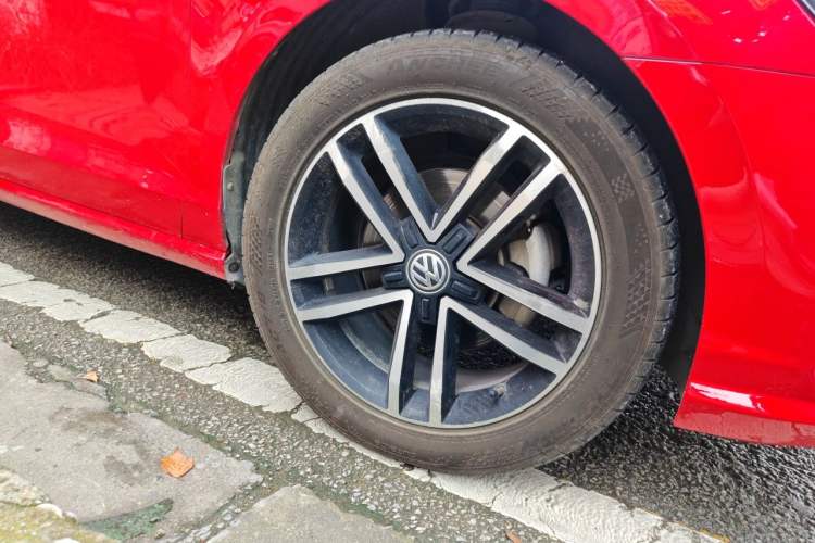 Used Volkswagen Lamando 2021 280TSI DSG Comfort Edition Right Front Wheel Hub