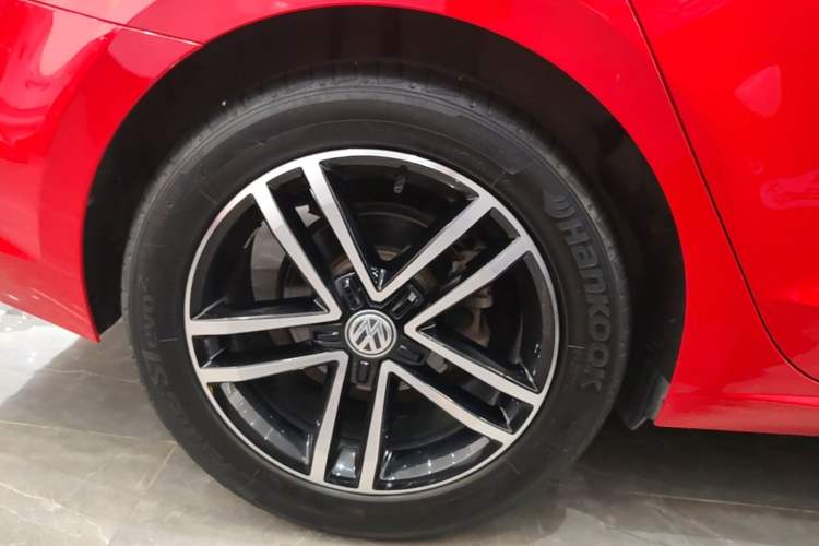 Used Volkswagen Lamando 2021 280TSI DSG Comfort Edition Right Rear Wheel Hub