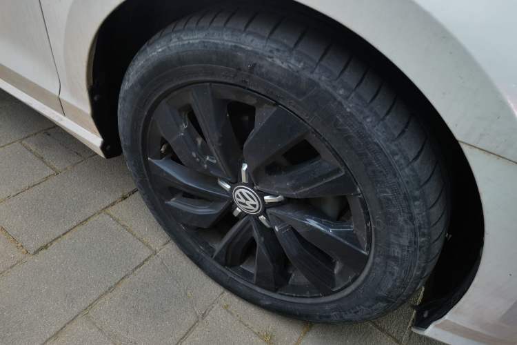 Used Volkswagen Lamando 2021 280TSI DSG Luxury Phantom Edition Right Front Wheel Hub