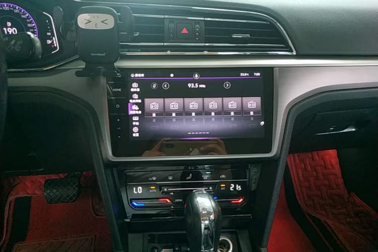 Used Volkswagen Lamando 2021 280TSI DSG Comfort Edition Audio And AC Panel