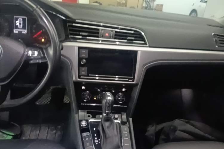 Used Volkswagen Lamando 2021 280TSI DSG Comfort Edition Audio And AC Panel