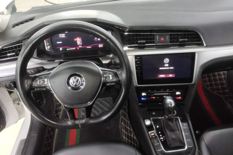 Used Volkswagen Lamando 2021 280TSI DSG Luxury Phantom Edition Center Console