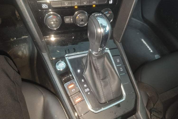 Used Volkswagen Lamando 2021 280TSI DSG Comfort Edition Gear Lever