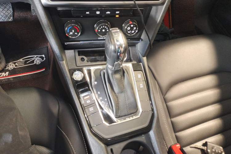 Used Volkswagen Lamando 2021 Facelift 280TSI DSG Comfort Edition (Manual Air Conditioning) Gear Lever