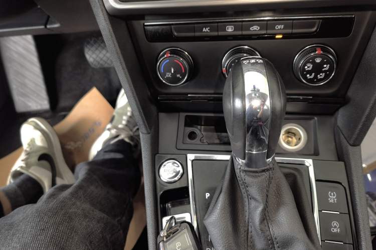 Used Volkswagen Lamando 2021 Facelift 280TSI DSG Comfort Edition (Manual Air Conditioning) Gear Lever