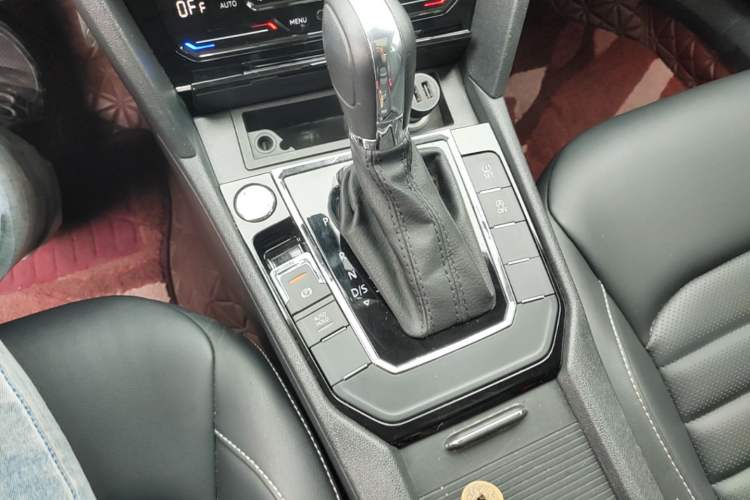 Used Volkswagen Lamando 2021 280TSI DSG Luxury Phantom Edition Gear Lever
