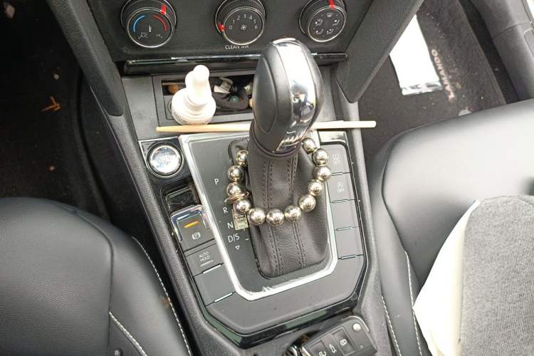 Used Volkswagen Lamando 2021 Facelift 280TSI DSG Comfort Edition (Manual Air Conditioning) Gear Lever