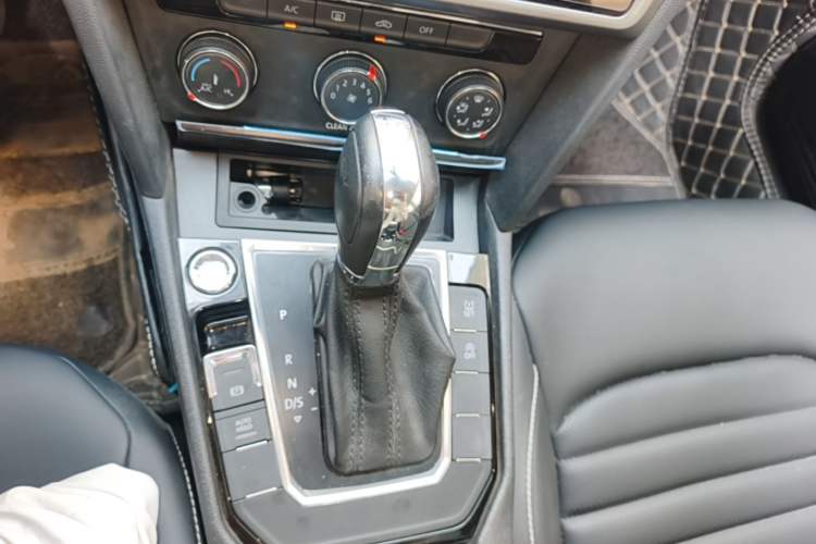 Used Volkswagen Lamando 2021 Facelift 280TSI DSG Comfort Edition (Manual Air Conditioning) Gear Lever