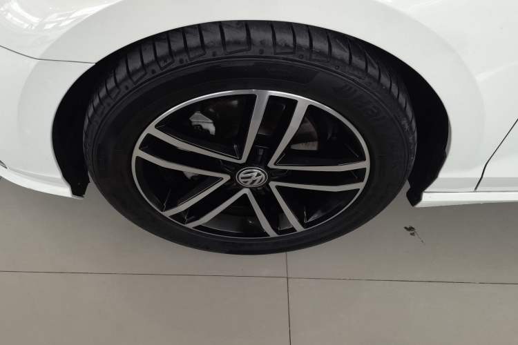 Used Volkswagen Lamando 2021 Facelift 280TSI DSG Comfort Edition (Manual Air Conditioning) Left Front Wheel Hub