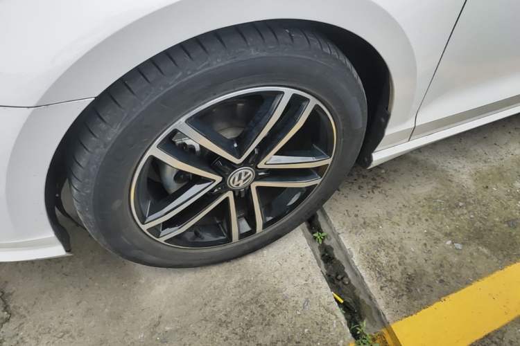 Used Volkswagen Lamando 2021 280TSI DSG Luxury Phantom Edition Left Front Wheel Hub
